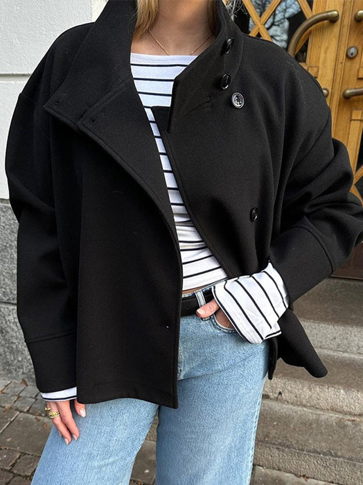 Manteau court femme Arianna, vêtement double-boutonnage intemporel, mode féminine élégante et moderne.