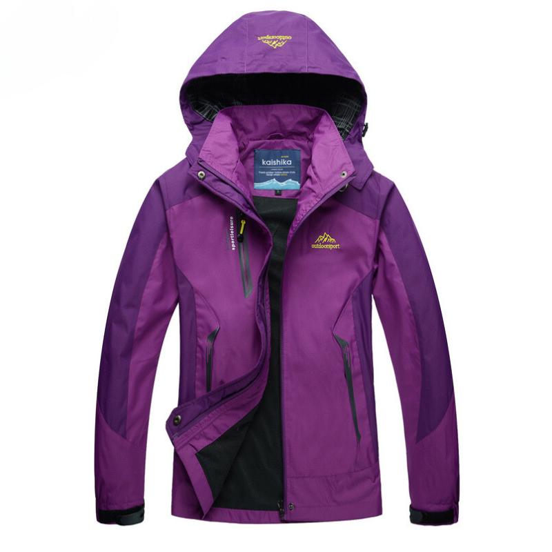 Gros plan d'une veste imperméable femme chaude à capuche, idéale pour affronter l'hiver avec confort et style.