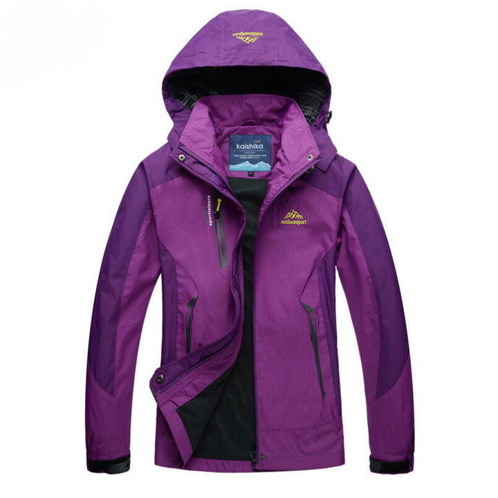 Gros plan d'une veste imperméable femme chaude à capuche, idéale pour affronter l'hiver avec confort et style.
