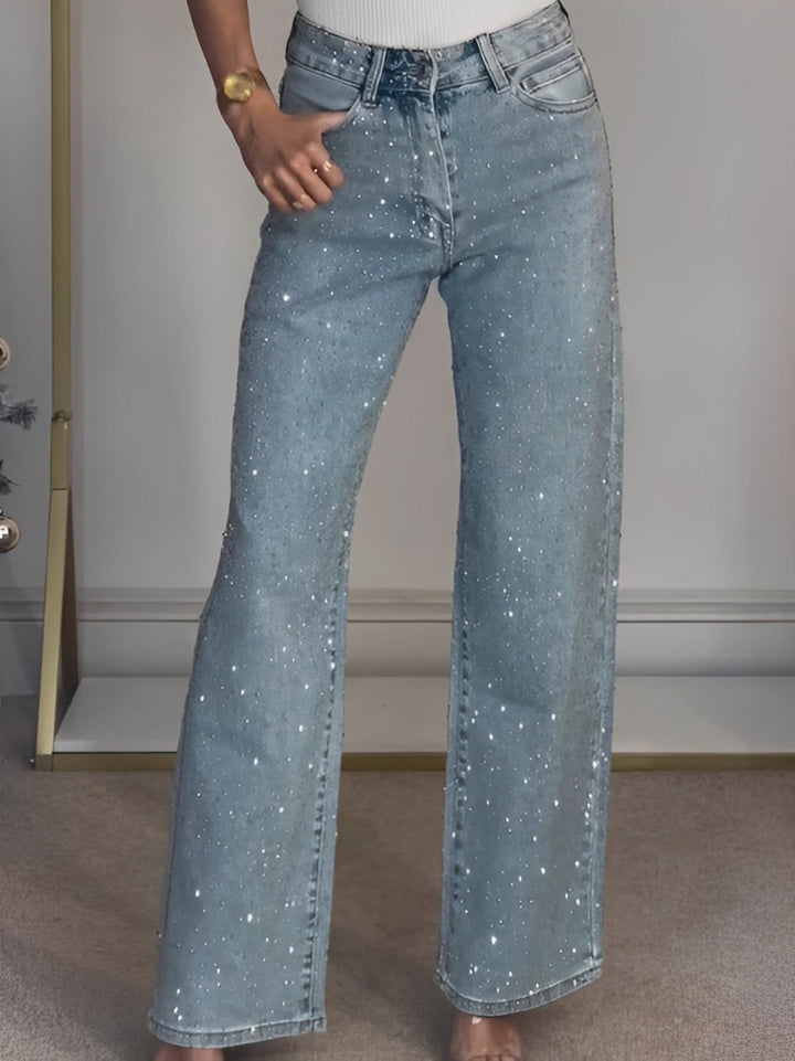 Jean femme tendance, taille haute avec finition brillante, pour un look mode audacieux et un confort optimal.