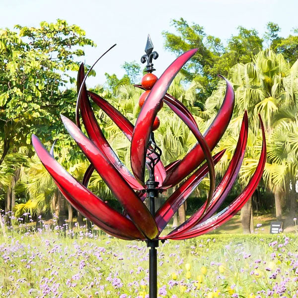 Girouette à vent rotative en métal, un élément décoratif dynamique pour tout jardin.