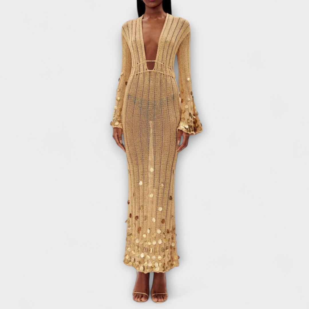 Robe maxi dorée élégante avec décolleté et manches longues, idéale pour un look glamour de soirée.
