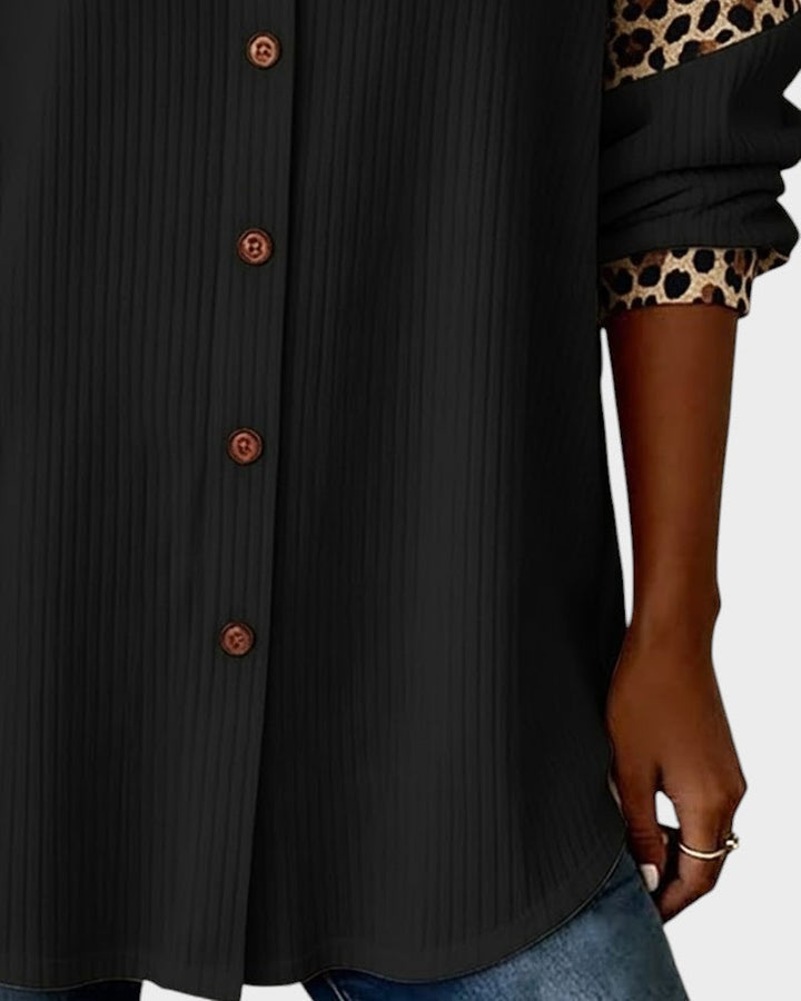 Chemise femme à motif léopard, style casual élégant, manches longues et coupe fluide.