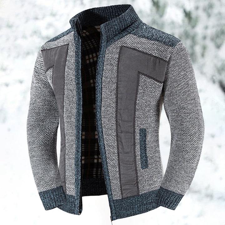 Homme portant un gilet en laine zippé élégant. Vêtement casual chic, parfait pour superposer en hiver. Maille confortable.