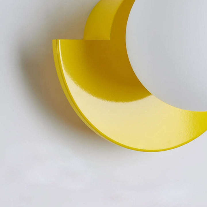 Luminaire Aurora moderne en demi-cercle. Applique murale chic pour une décoration intérieure.