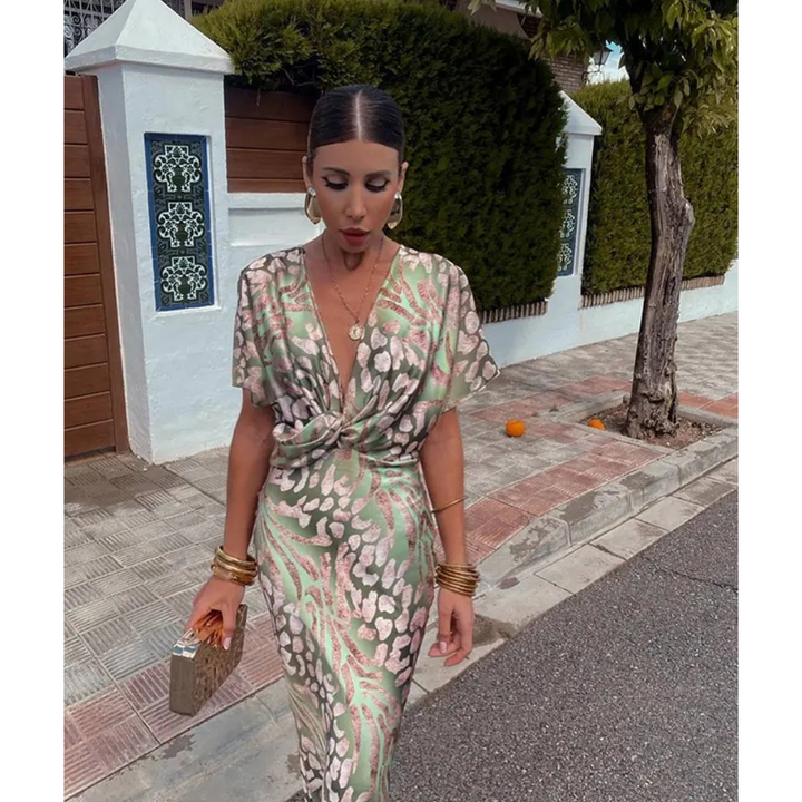 Robe femme élégante vert automnal avec décolleté en V, idéale pour soirées ou événements chics. Style polyvalent.