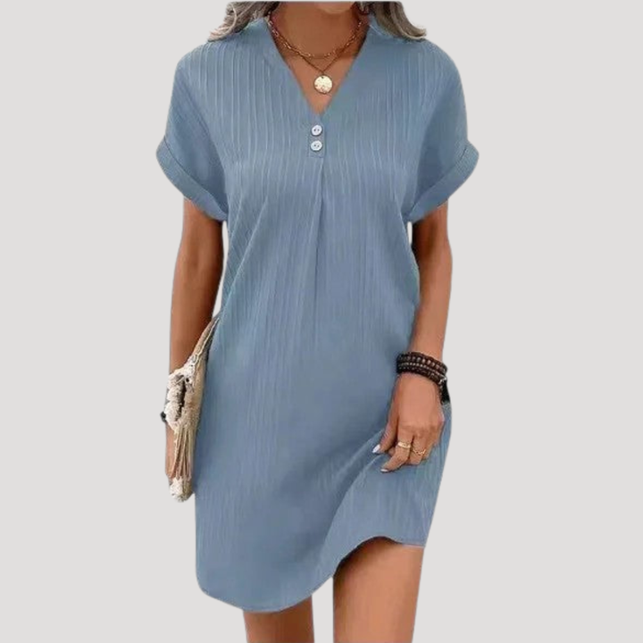 Robe courte femme mode avec texture subtile et col V flatteur. Parfaite pour un style décontracté chic et facile.