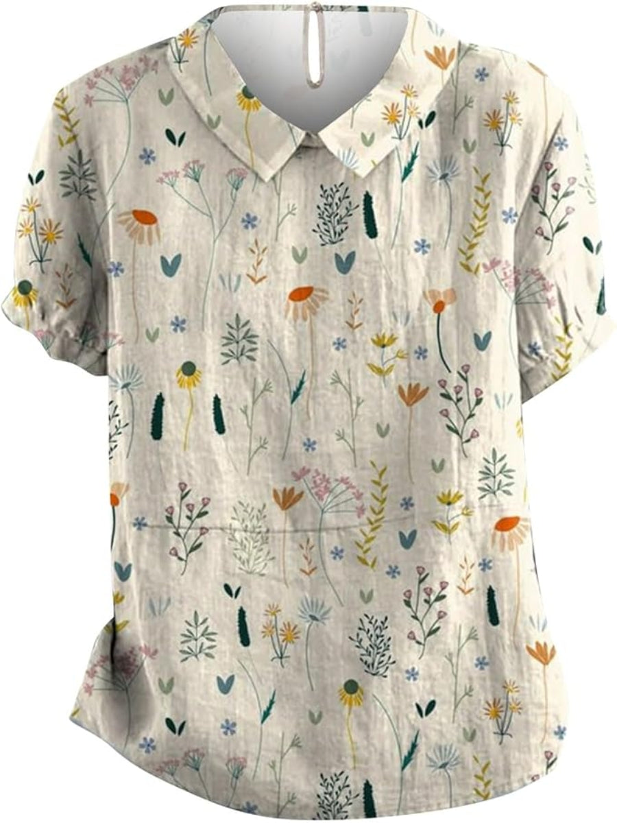 Gros plan sur l'imprimé floral de fleurs sauvages d'une blouse femme légère, style printemps-été, très tendance.