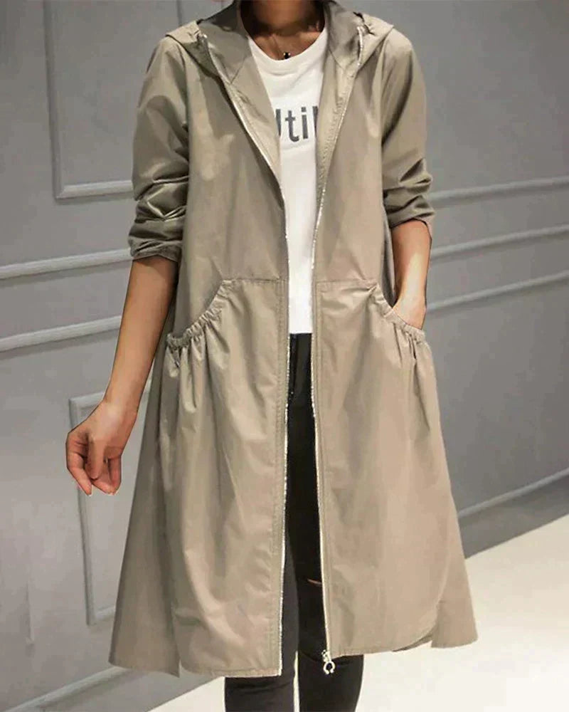 Manteau de pluie long femme élégant, imperméable et chic pour une protection urbaine sophistiquée contre les intempéries.