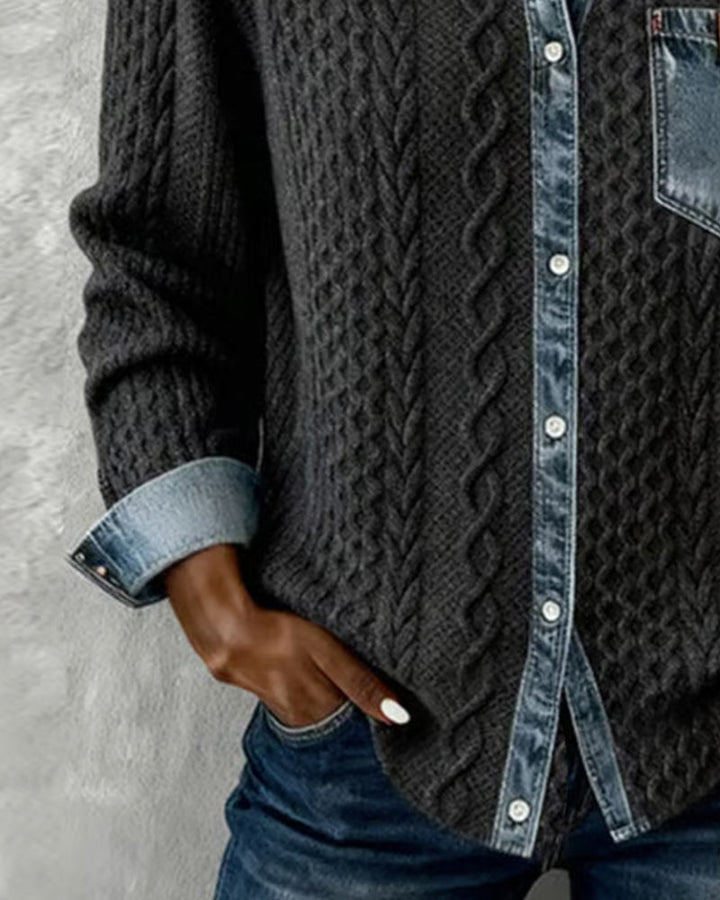 Chemise femme tendance en maille torsadée pour automne/hiver, détails denim, coupe élégante.