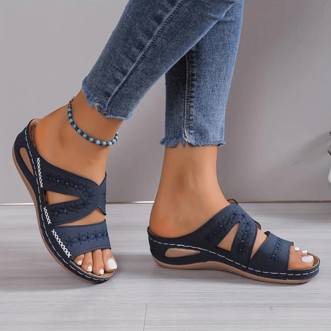 Détail de la semelle orthopédique des sandales femme, assurant confort et soutien du pied.