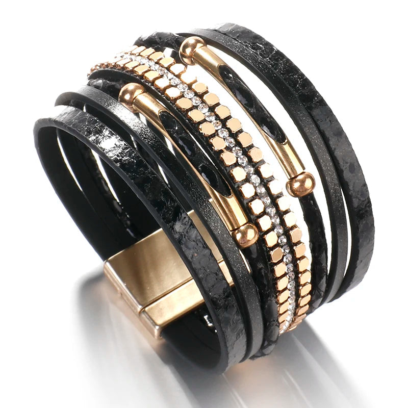 Bracelet femme multicouche en cuir noir avec motif serpent. Bijou élégant et tendance pour un look moderne.