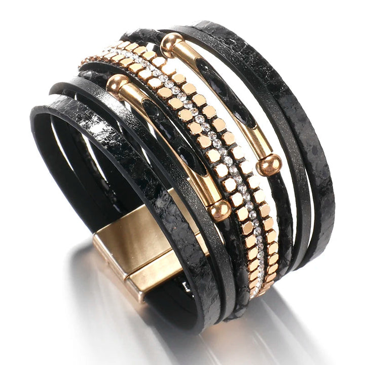 Bracelet femme multicouche en cuir noir avec motif serpent. Bijou élégant et tendance pour un look moderne.