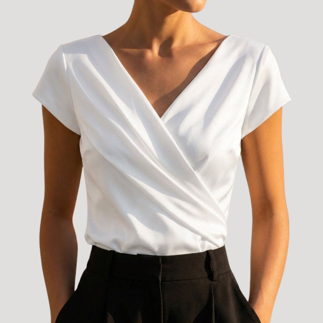 Blouse fluide élégante femme avec col V drapé et manches courtes, parfaite pour le printemps-été.