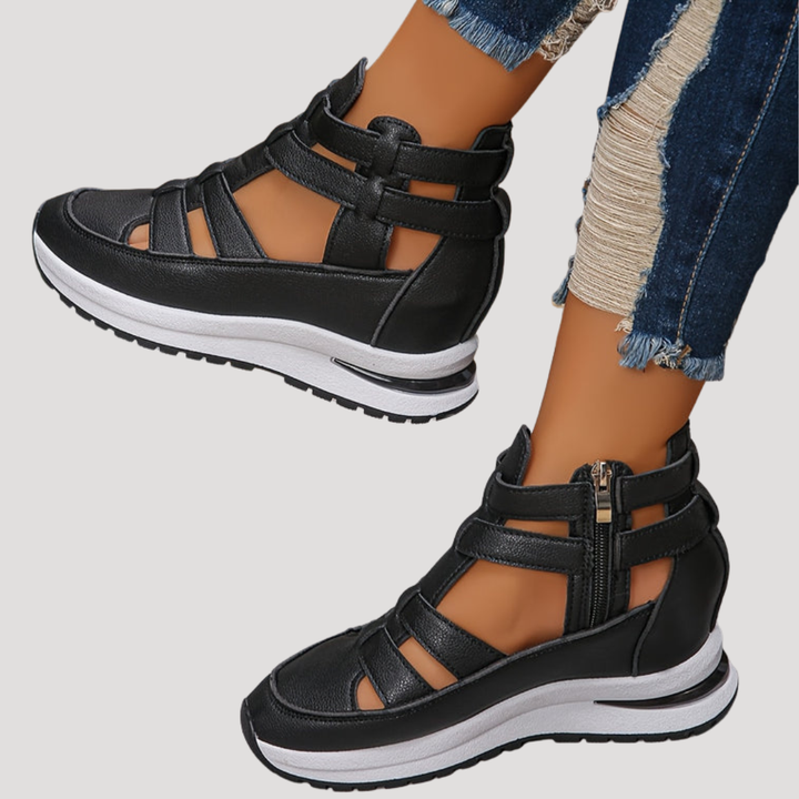 Sandales compensées ajourées femme avec brides, style moderne et confortable pour l'été.