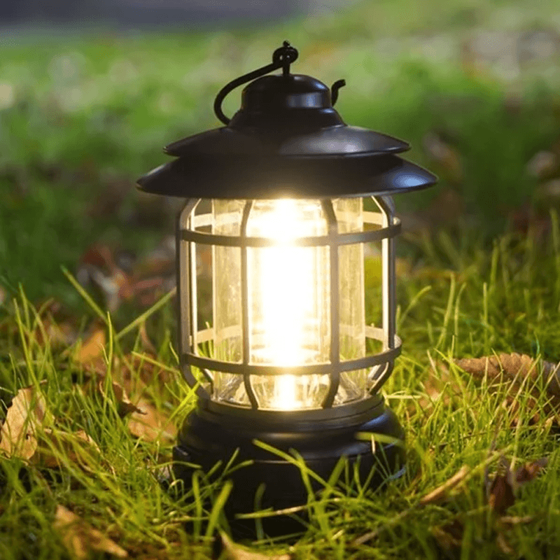 Lampe de camping vintage portable au design rétro, parfaite pour éclairer et décorer votre extérieur.