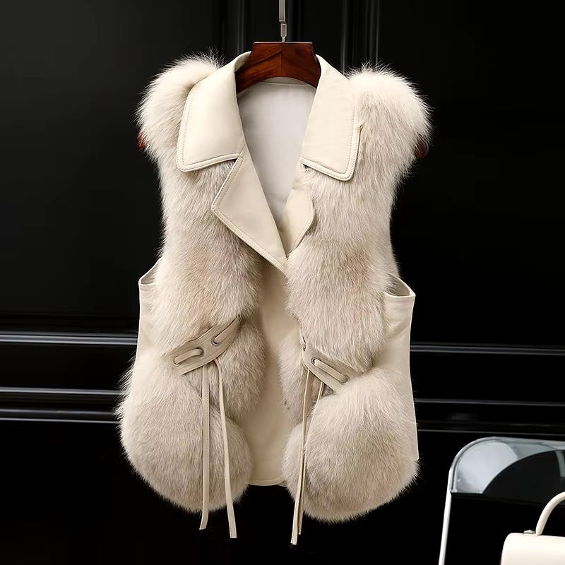 Gilet femme chic en fausse fourrure noire, coupe ajustée, parfait pour la mode hivernale élégante.