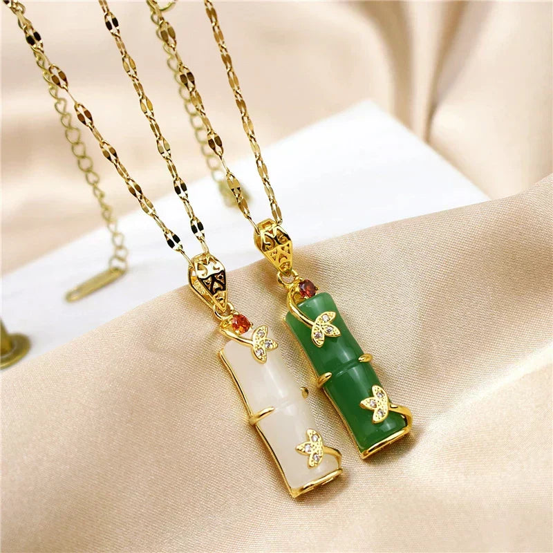 Pendentif femme style polyvalent. Collier amulette élégant vert et blanc, symbole de protection et harmonie.