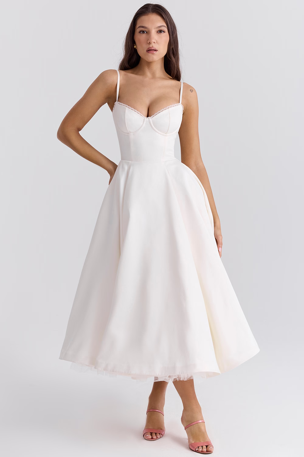 Tenue de soirée femme Sophia, robe glamour et chic, idéale pour un mariage ou une cérémonie.