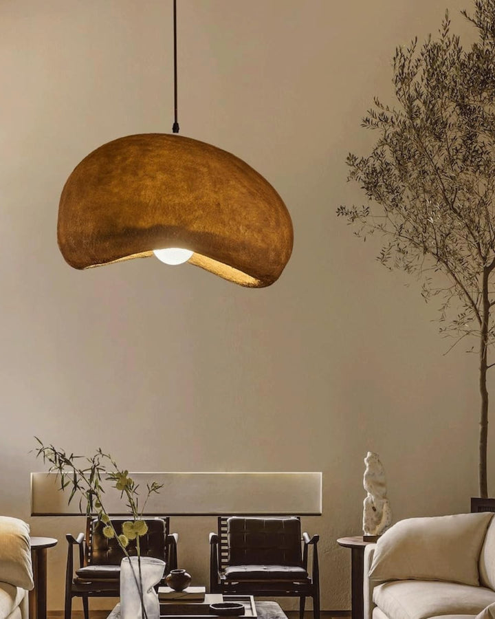 Élégante suspension luminaire pour salon, apporte une touche design et un éclairage raffiné.