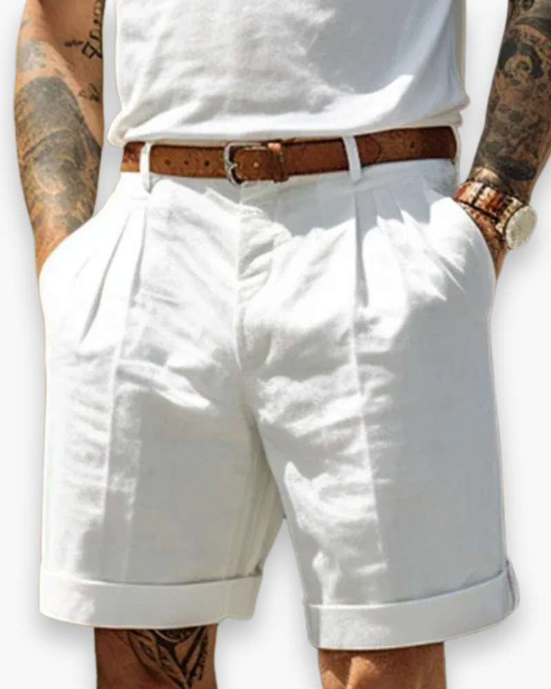 Short homme classique bleu marine, élégant et décontracté, parfait pour l'été et un look mode masculine confortable.