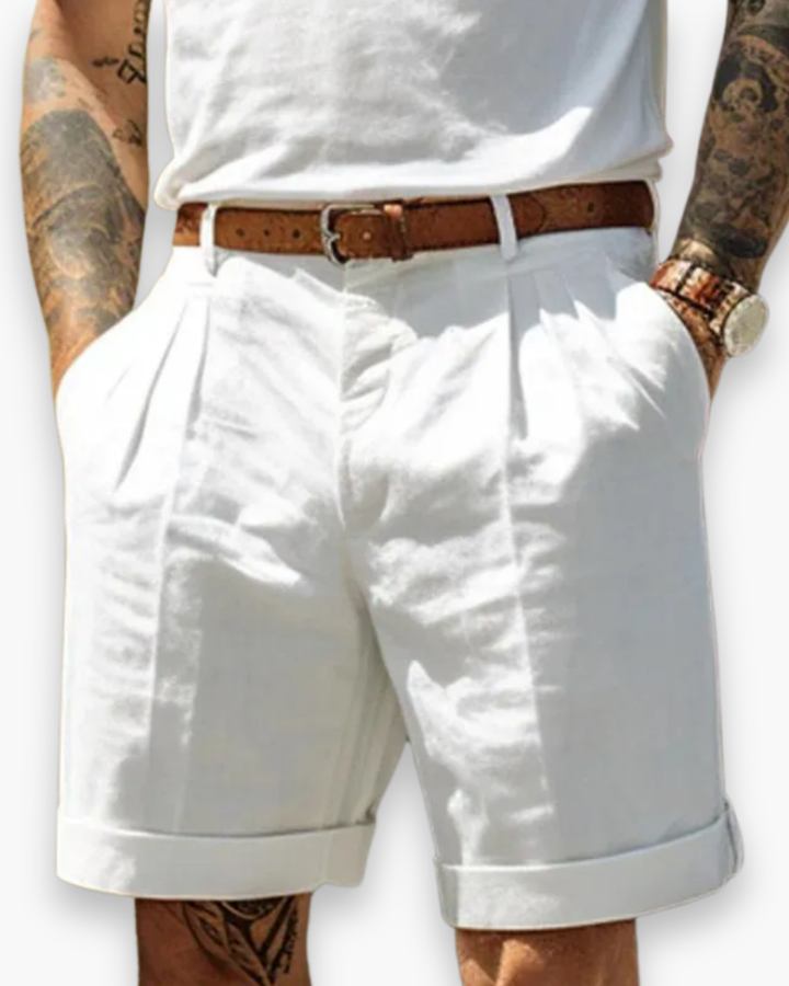 Short homme classique bleu marine, élégant et décontracté, parfait pour l'été et un look mode masculine confortable.