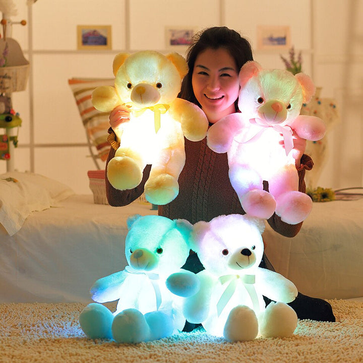 LumiBear, peluche veilleuse LED émettant une lumière chaleureuse, parfaite pour la chambre d'enfant et son confort.