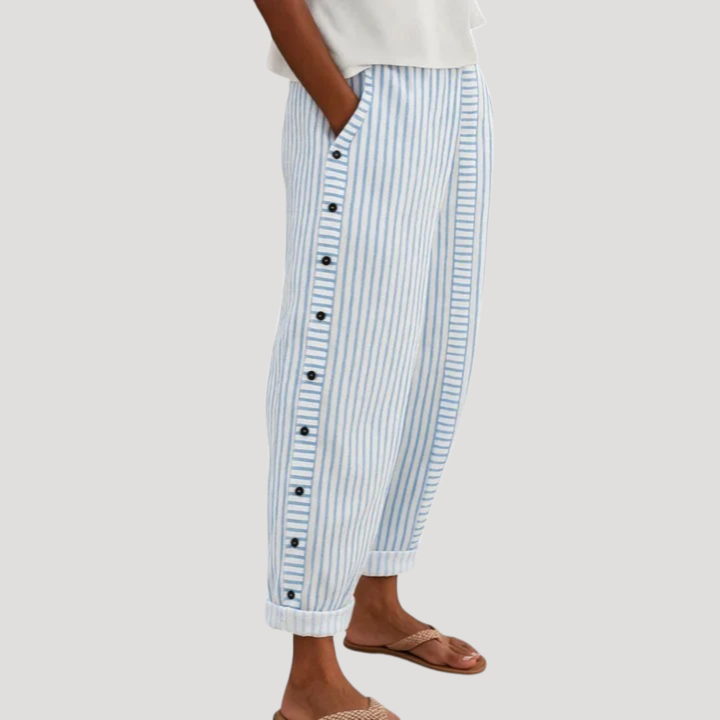 Pantalon femme élégant à rayures, coupe décontractée. Boutons décoratifs pour une touche de mode féminine.