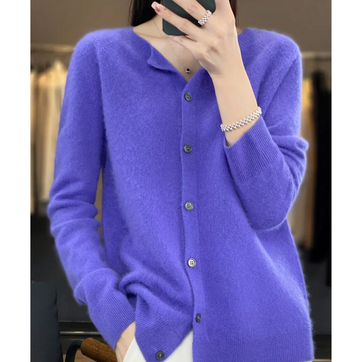 Cardigan femme élégant boutonné à col rond. Idéal pour superposition mode décontractée ou formelle.