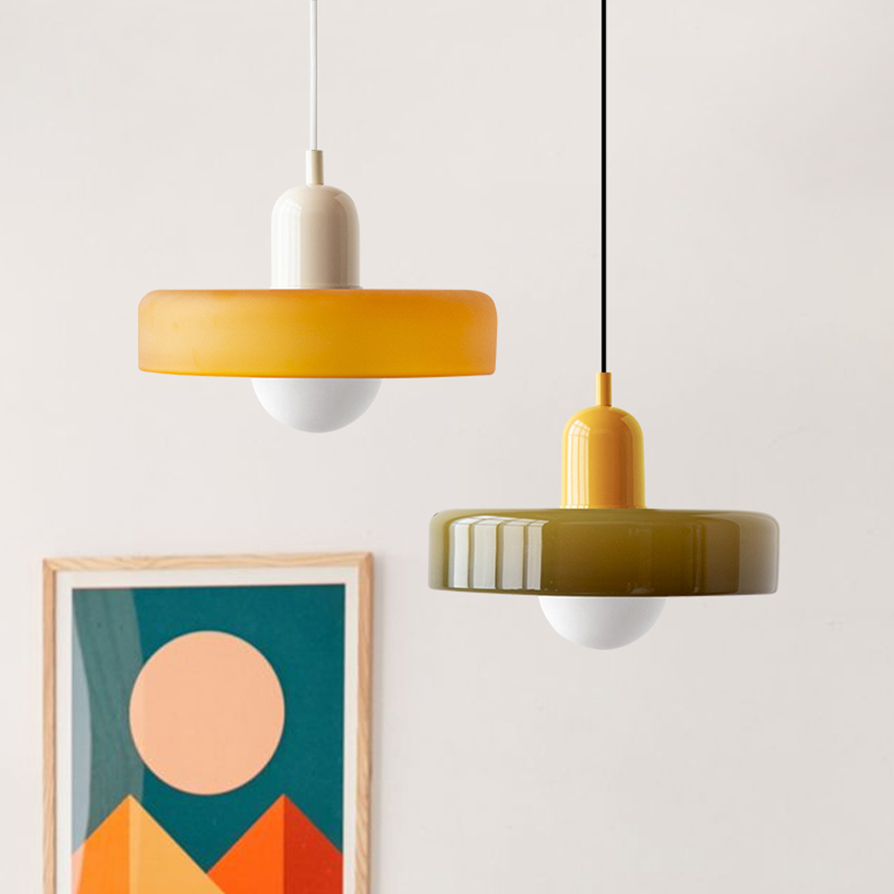 Lampe suspendue décorative Bauhaus, verre teinté, pour une atmosphère lumineuse.