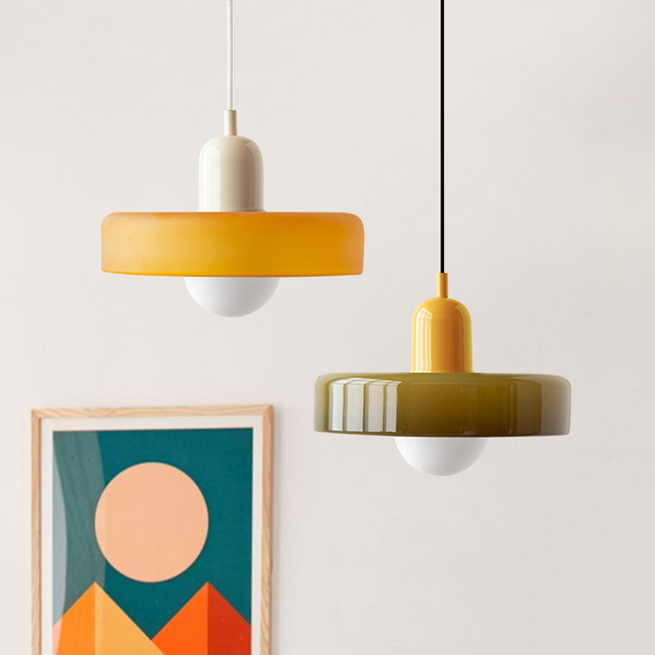 Lampe suspendue décorative Bauhaus, verre teinté, pour une atmosphère lumineuse.