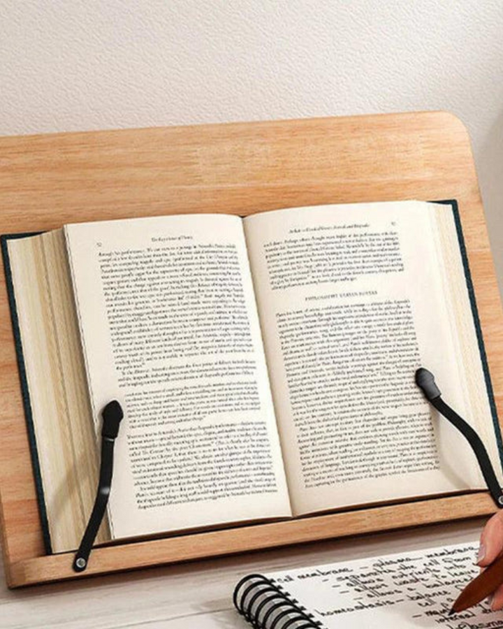 Support tablette et livre en bois réglable, style scandinave, pour lecture et bureau ergonomique.