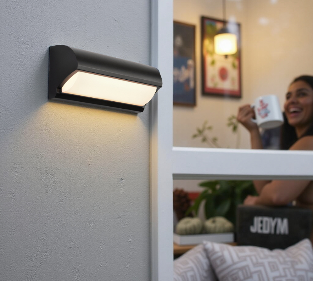 Luminaire mural LED extérieur noir IP65, résistant aux intempéries. Design moderne pour éclairage façade.