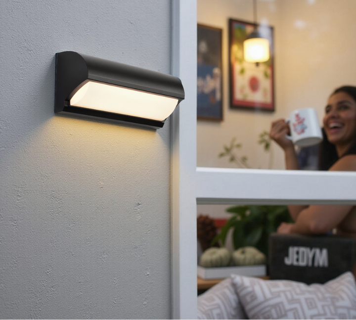 Luminaire mural LED extérieur noir IP65, résistant aux intempéries. Design moderne pour éclairage façade.
