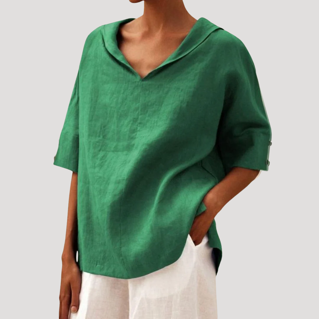 Blouse ample femme, manches courtes et col ouvert. Vêtement fluide pour un style décontracté élégant.