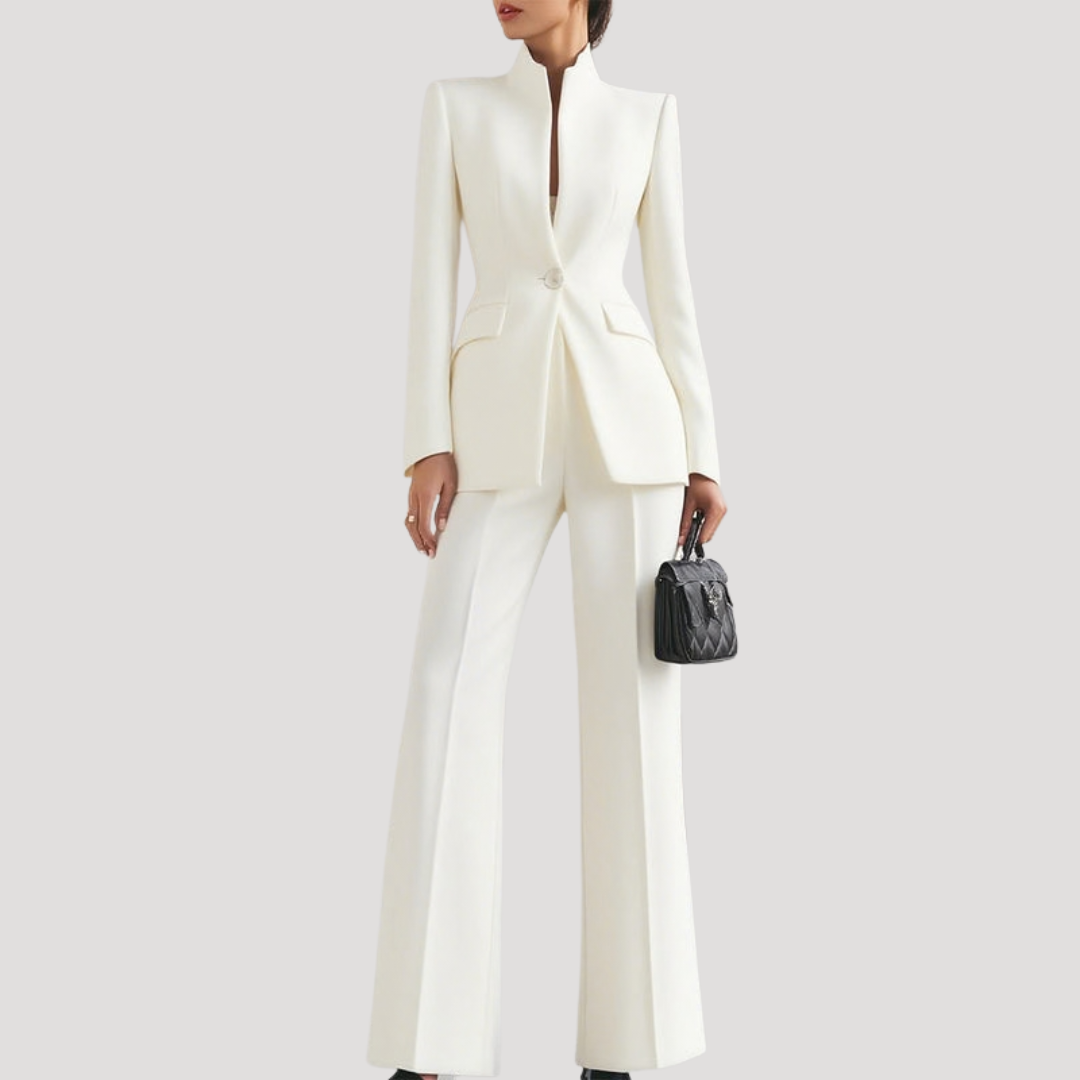 Costume femme élégant, veste et pantalon. Look professionnel et polyvalent pour le bureau.