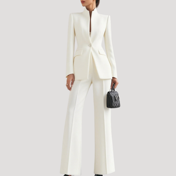 Costume femme élégant, veste et pantalon. Look professionnel et polyvalent pour le bureau.