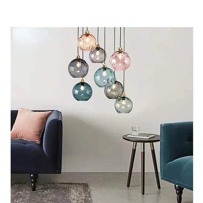 Suspension lumineuse moderne avec globe en verre, idéal pour éclairage intérieur de salon ou chambre.