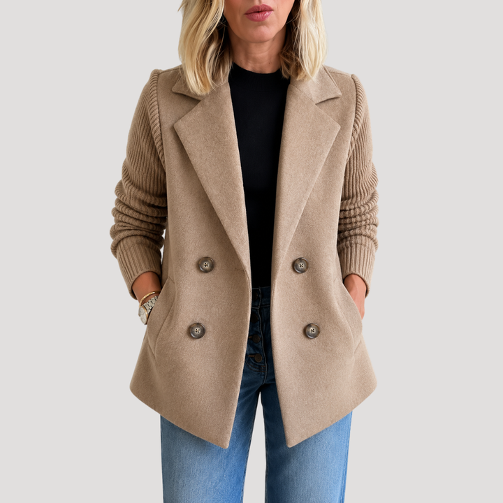 Blazer femme avec double boutonnage et coupe croisée. Veste chic pour un look mode féminine raffiné.