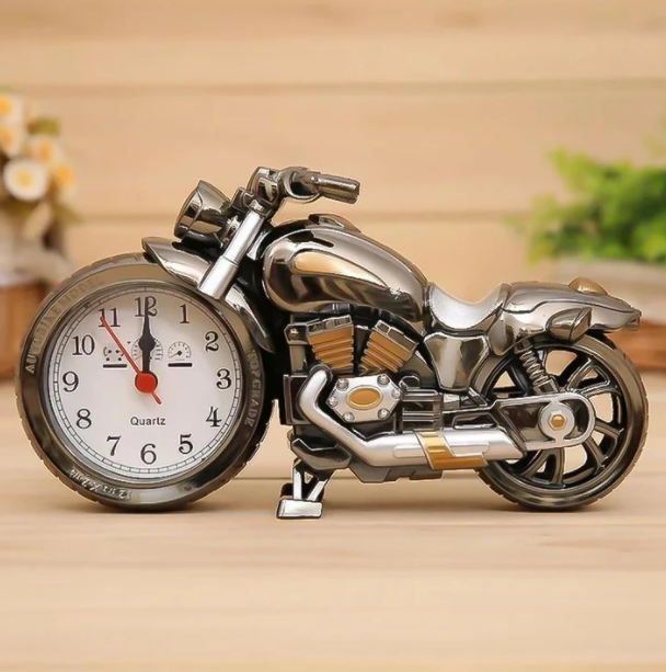 Horloge de table unique en forme de moto vintage, parfaite comme réveil décoratif pour chambre ou bureau.