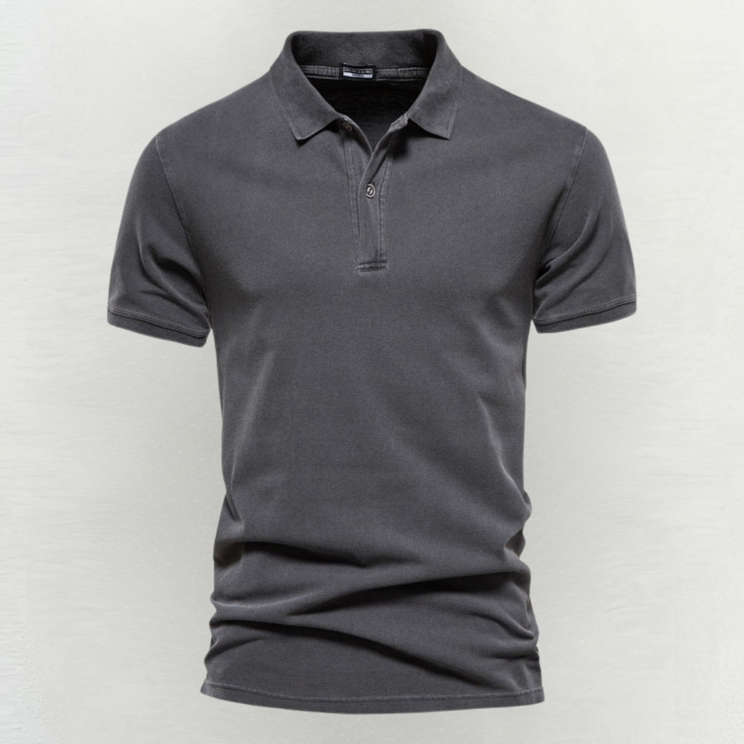 Polo homme moderne, chic et léger, design épuré. Un essentiel pour le vestiaire estival masculin confortable.