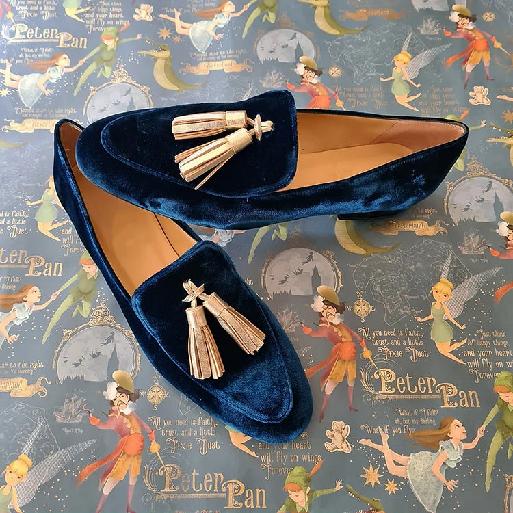 Mocassins classiques bleus pour femmes, élégants et confortables avec glands, idéaux pour le quotidien ou la ville.