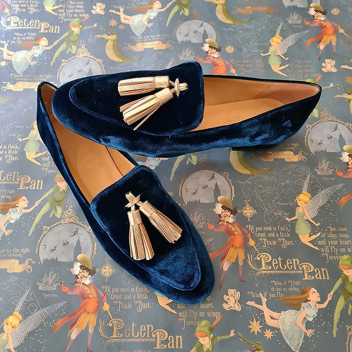 Mocassins classiques bleus pour femmes, élégants et confortables avec glands, idéaux pour le quotidien ou la ville.