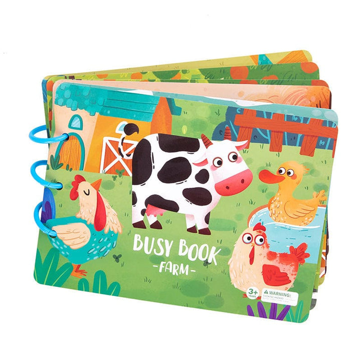 Enfant concentré avec son livre d'activités Montessori, développement précoce et motricité.