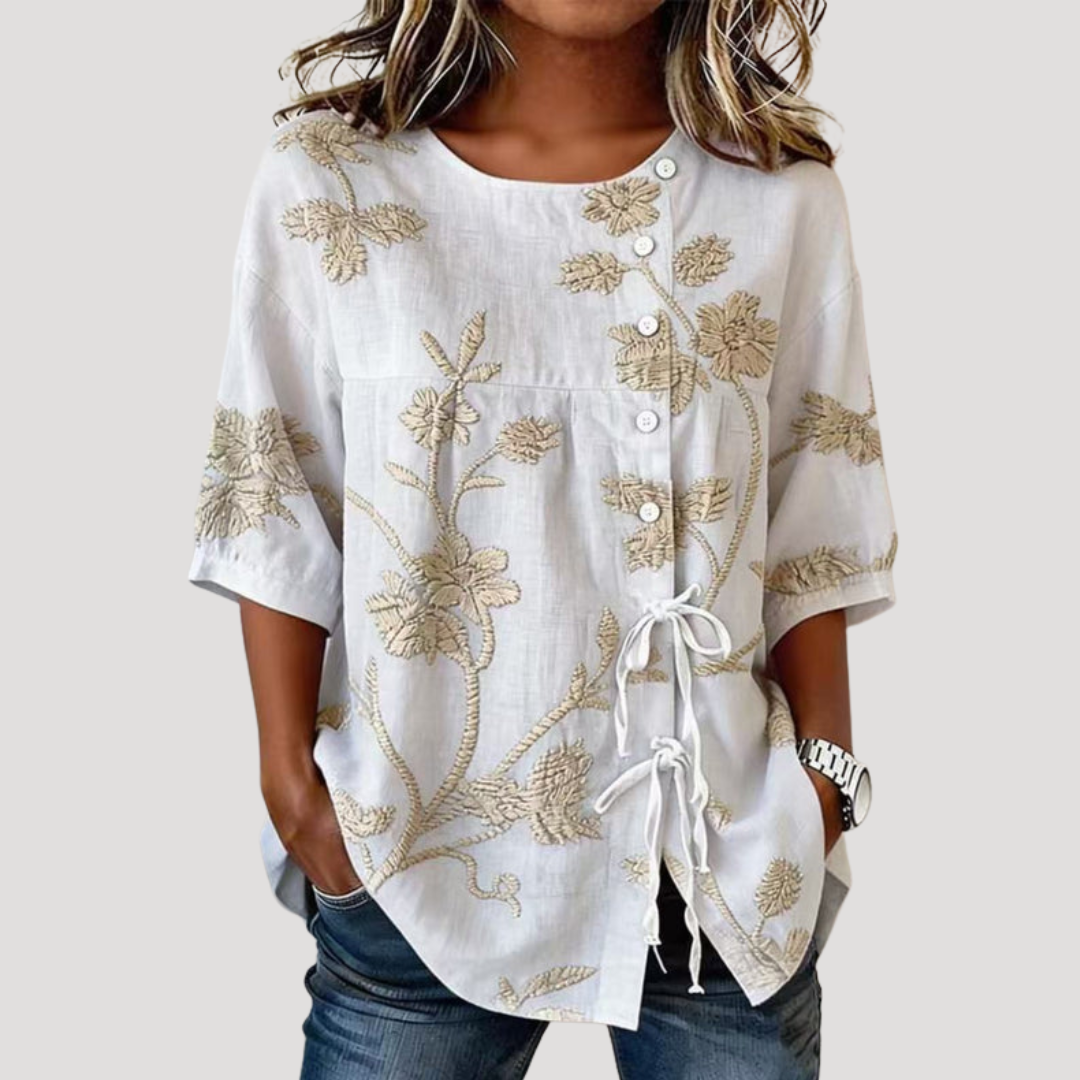 Blouse femme fleurie bohème à manches courtes, idéale pour l'été. Style chic et décontracté, coupe fluide.