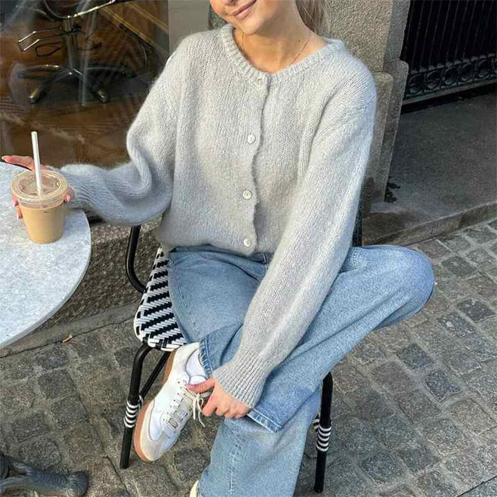 Cardigan femme Addilyn, gilet élégant et confortable pour l'hiver. Vêtement tendance en maille de qualité.