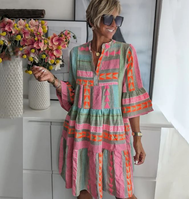 Robe florale vintage élégante pour femme. Parfaite pour le printemps/été, style bohème chic et motifs délicats.