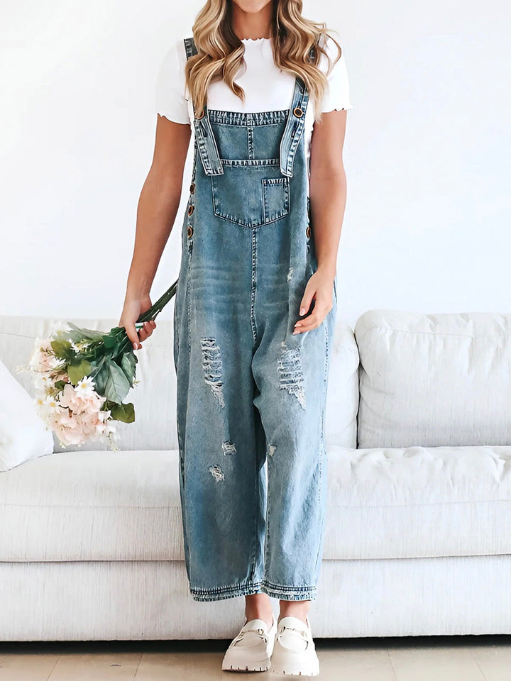 Salopette jean femme oversize décontractée, look authentique usé, parfaite pour le quotidien confortable.