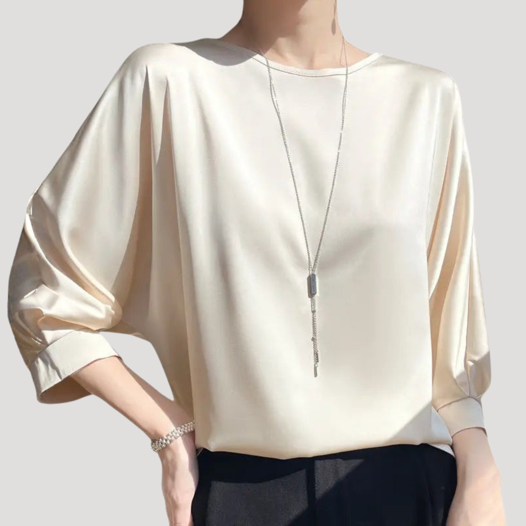 Blouse femme mode élégante, col rond, manches 3/4. Un classique chic et intemporel pour toute occasion.