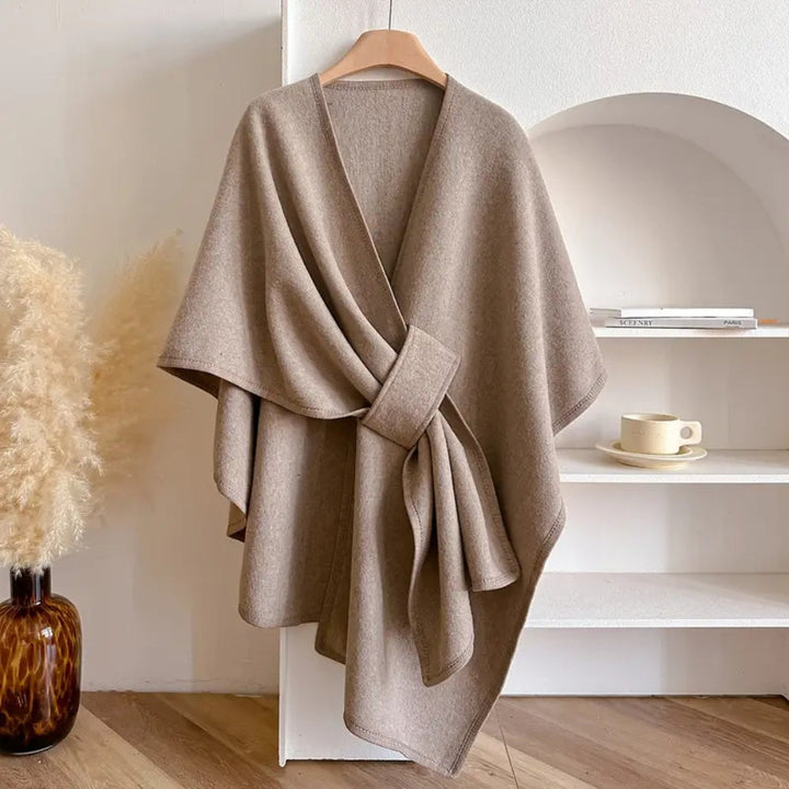 Manteau cape femme élégant et chaud pour l'hiver. Poncho chic et coupe-vent, taille unique, mode féminine.